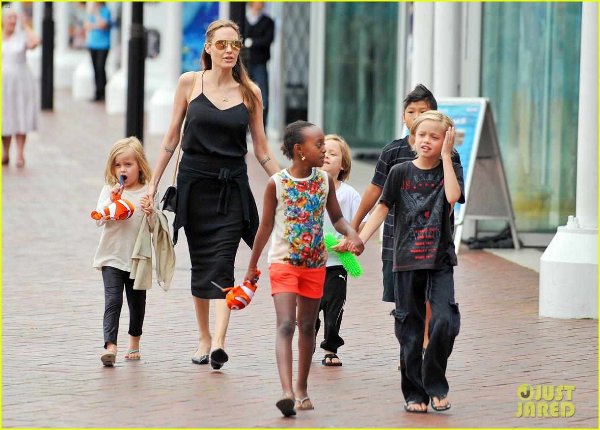 angelina-jolie-kids-visit-the-sydney-aquarium-18.jpg