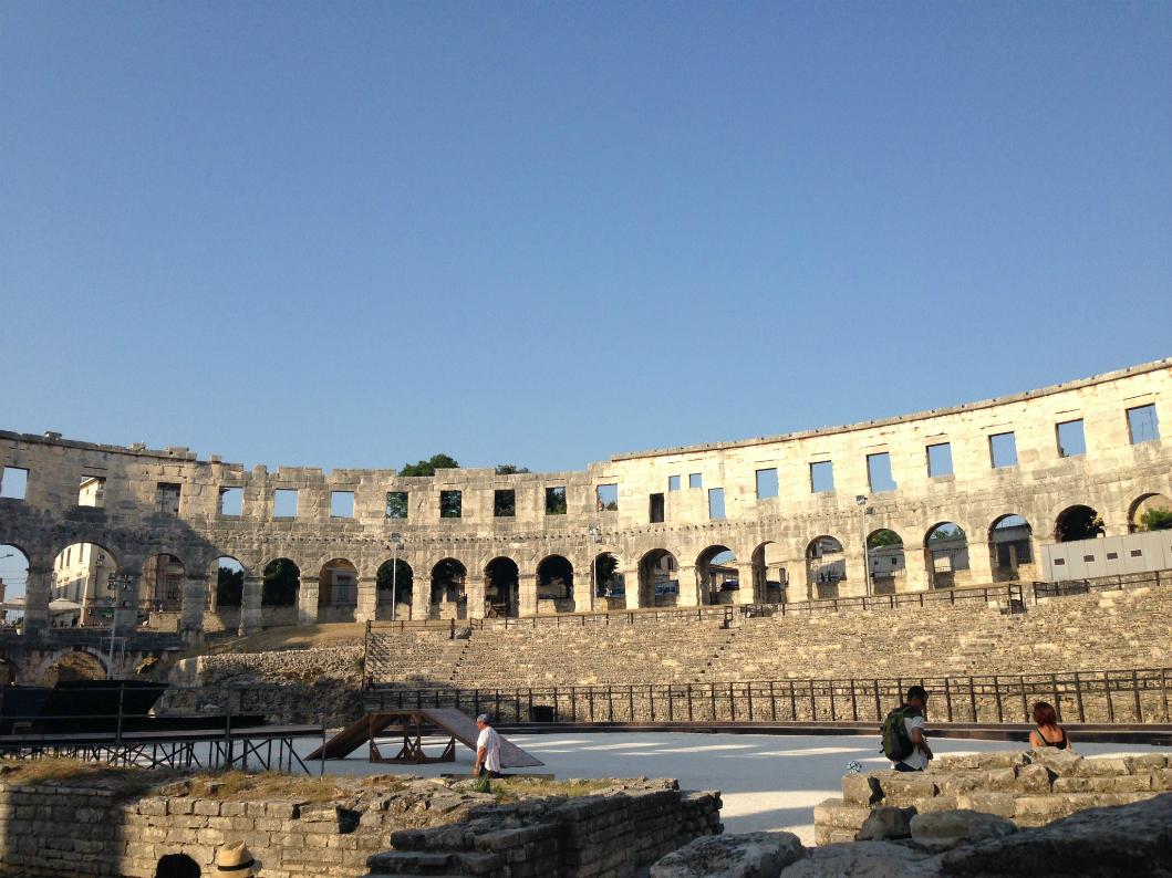 arena_znotraj.jpg