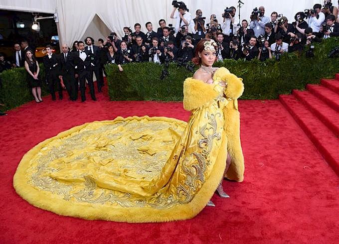 rihanna_in_guo_pei_2015.jpg